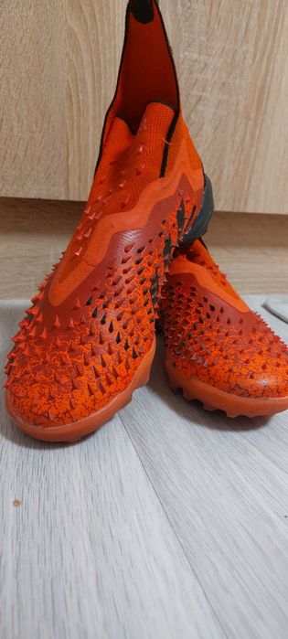 Продам детскую футбольную обувь