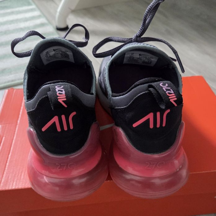 Vând adidași Nike Air Max 270