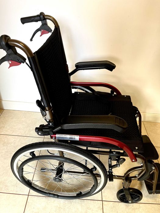 Scaun cu rotile ultrausor din aluminiu, pliabil, cu manere rabatabile