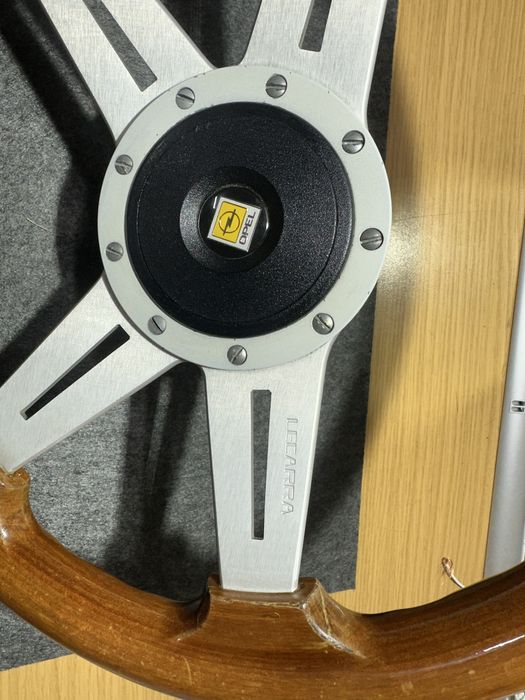 Volan sport din lemn Lecarra pentru Opel