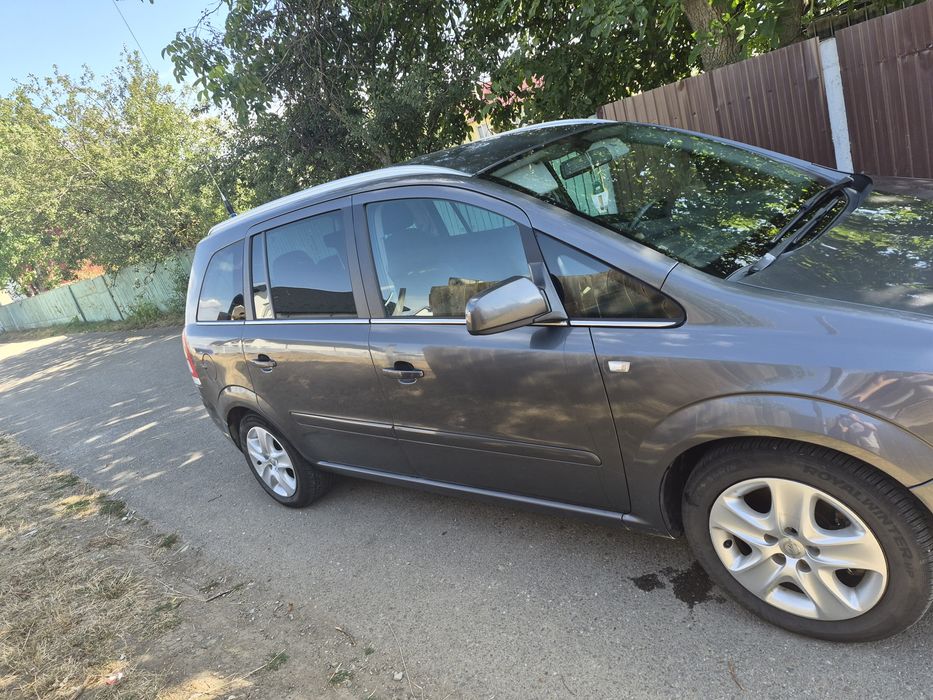 Vând Opel Zafira
