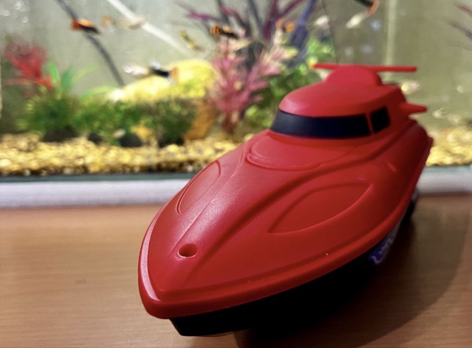 Новая лодка на радиоуправлении.