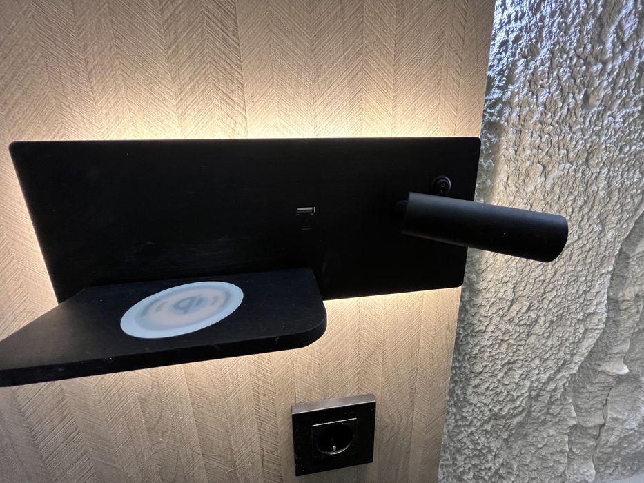 Продам бра с зарядкой