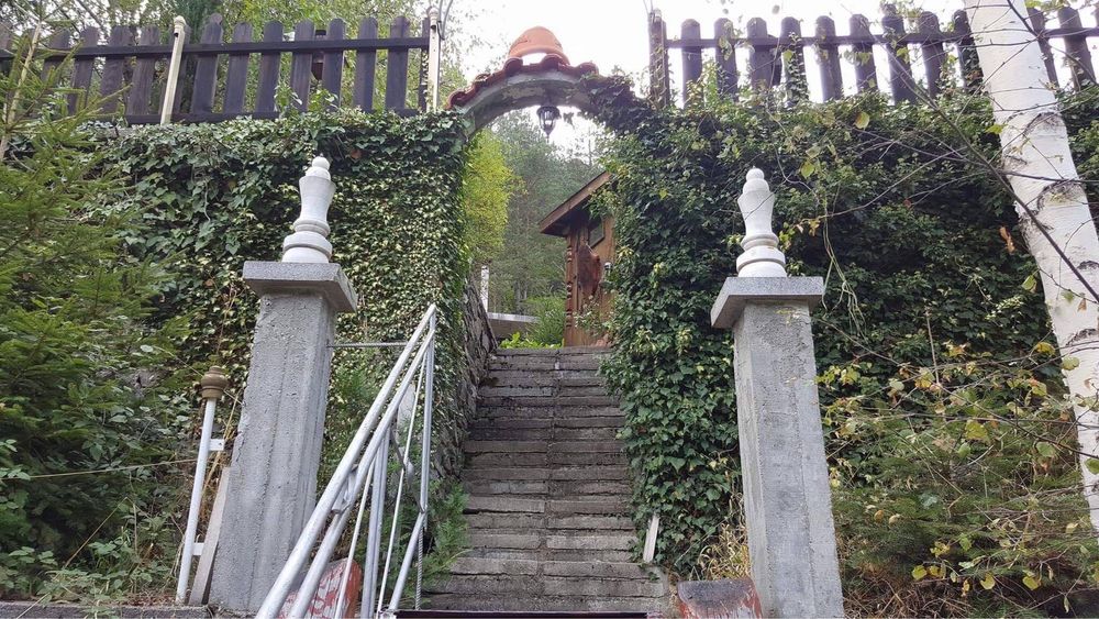 Продава дворно място с две започнати постройки