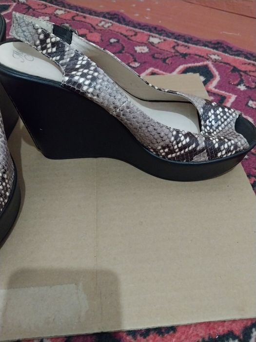 Продам  босоножки