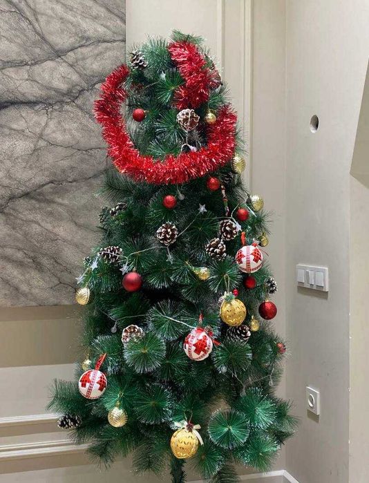 “Ёлка 1,80 м, почти новая”