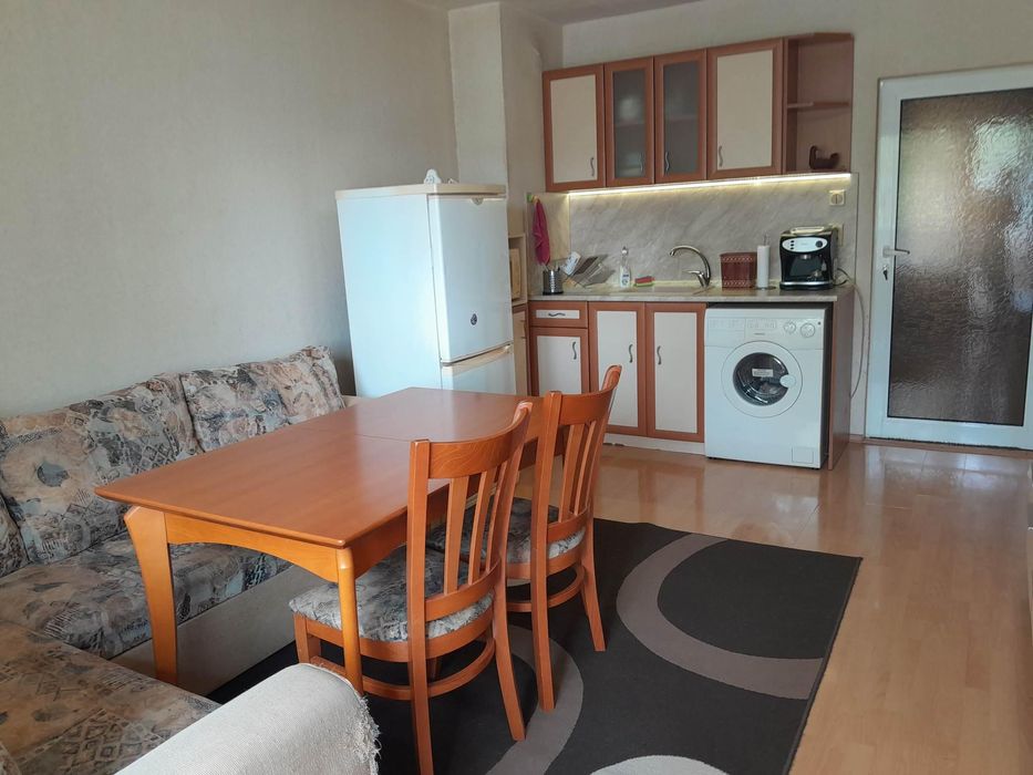 Дава се под наем Тристаен апартамент в Бургас, Изгрев - 65 кв.м за 348.84 € - Снимка #2