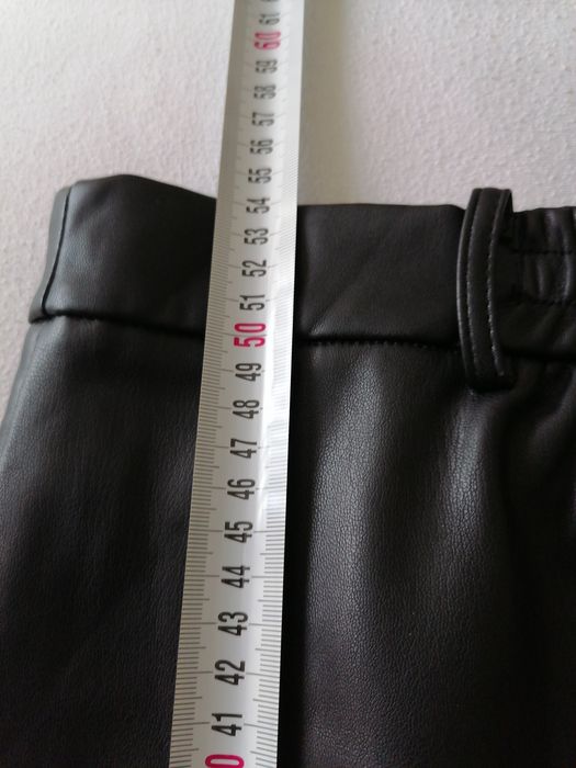 Дамска кожена пола за смели и богати на размер дами.