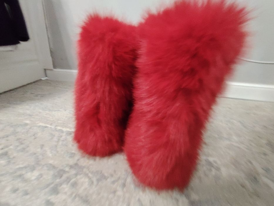 красные меховые сапоги