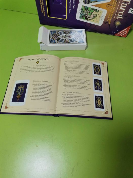 Carti Tarot Jonathan Dee. Set Tarot ilustrat, ghid ilustrat în engleză