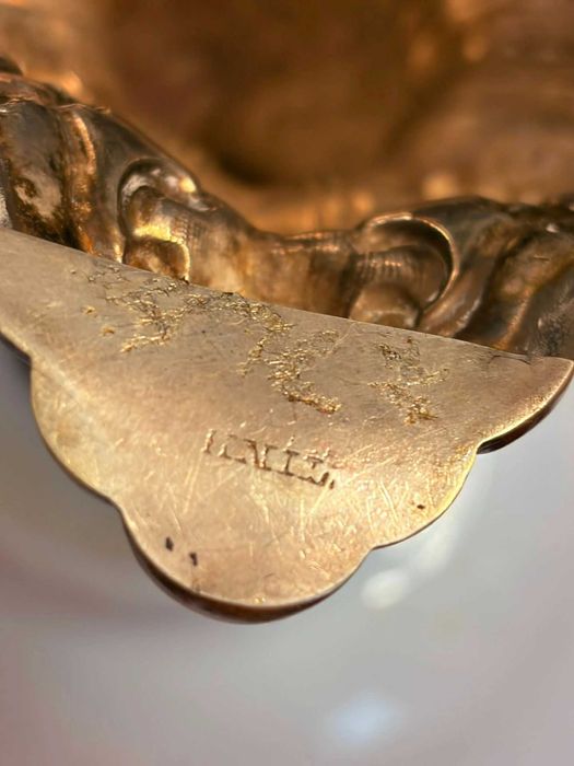 Fructiera cu picior de argint