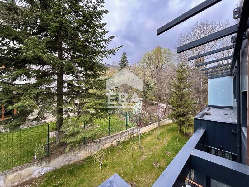 Редова къща с двор и двоен гараж в подножието на планина Витоша