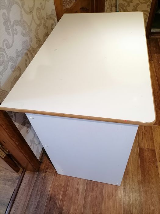 Удобный письменный стол