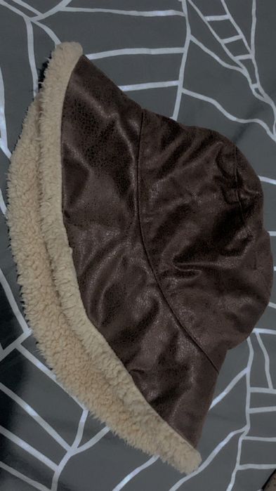 Дамска шапка Stradivarius