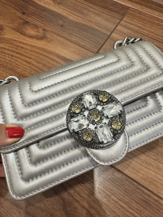 Луксозна кожена чанта PINKO в сребристо