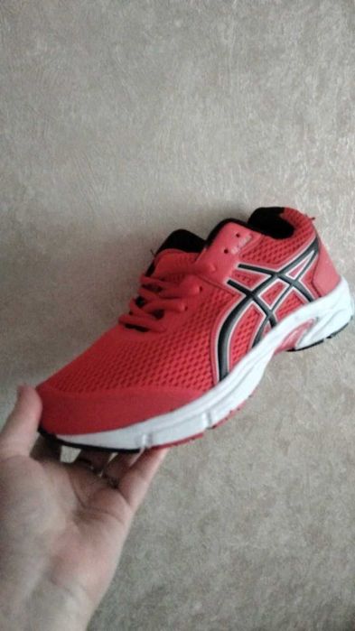 Новые кроссовки Asics размер 41-42