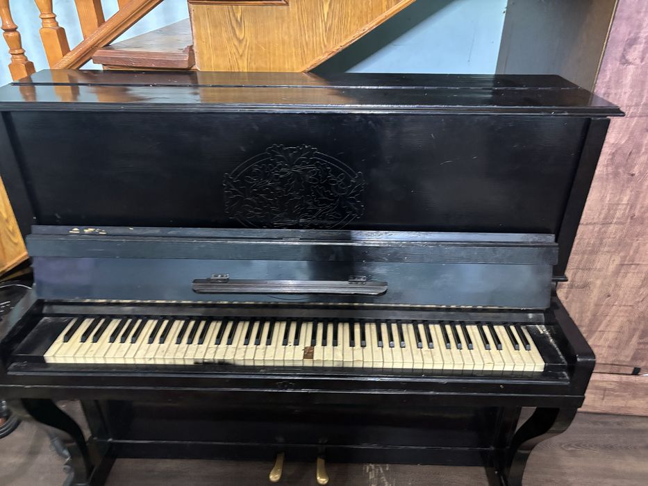 фортепиано черное пианино.