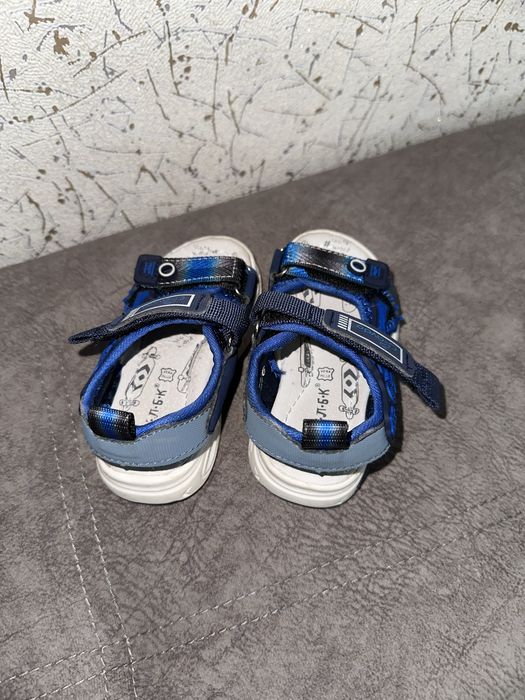 Продам сандалики