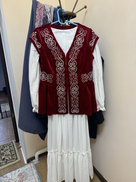 Ақ көйлек қызыл қамзол сатылады