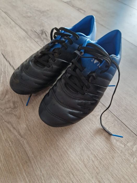 Vând adidași cu crampoane