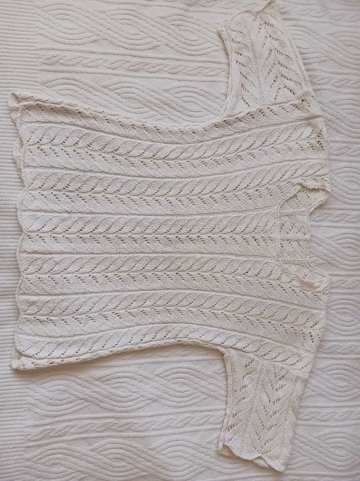 Продавам ръчно плетен на ръка дамски комплект - блуза и пола