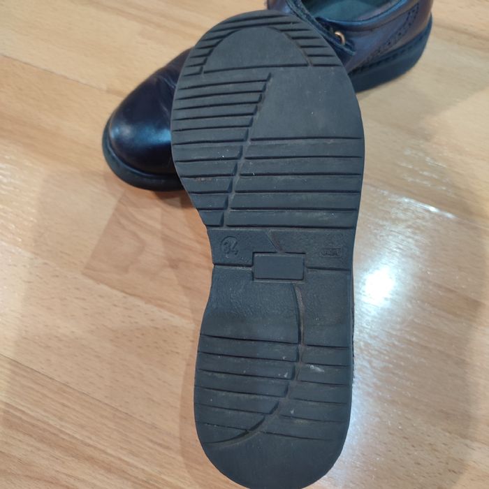 Продам фирменные школьные туфли