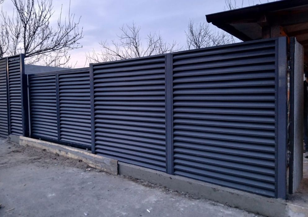 Executam diferite modele de garduri și porți la comanda clientului