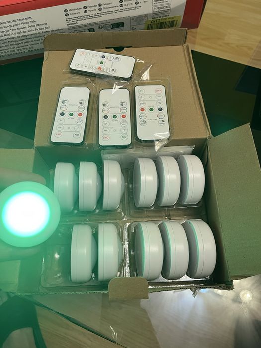 Чисто нов ГОЛЯМ комплект  9 бр. Безжични RGB LED Лампички с 4 Дистанционни