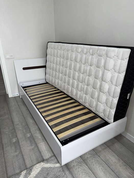 Продам спальный гарнитур