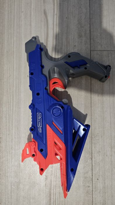 Pistol / Lansator de mașini Nerf Nitro DuelFury – Stare foarte bună