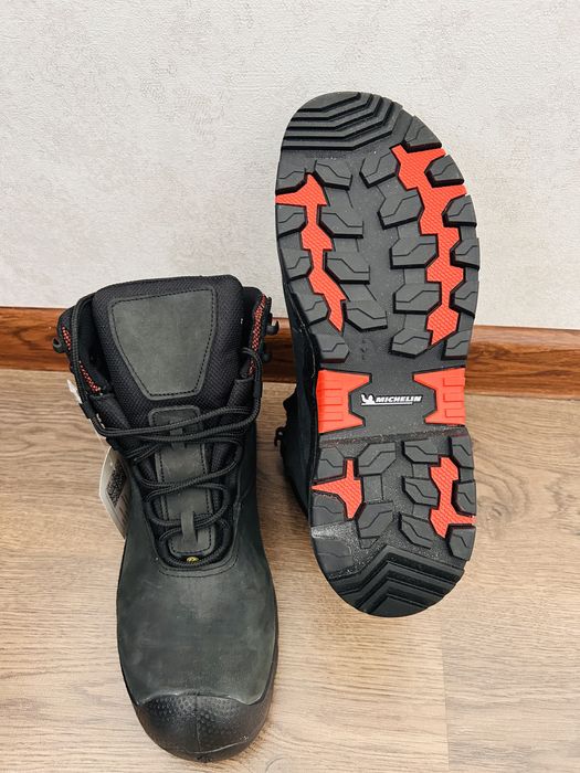 Продам спец обувь