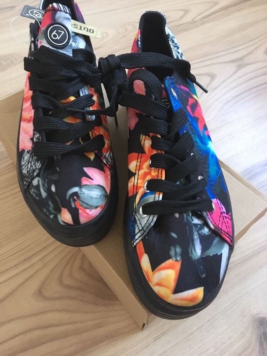 Шарени кецове на платформа