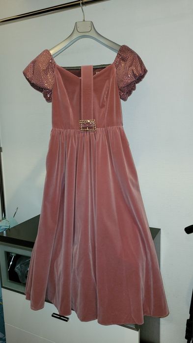 Нарядное бархатное платье с мерцающими рукавами