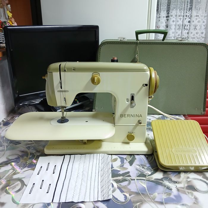 Masina de cusut BERNINA model 700  în totalitate din metal