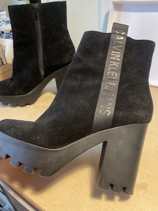 Продам демисезонные  ботинуи Calvin Klein Jeans