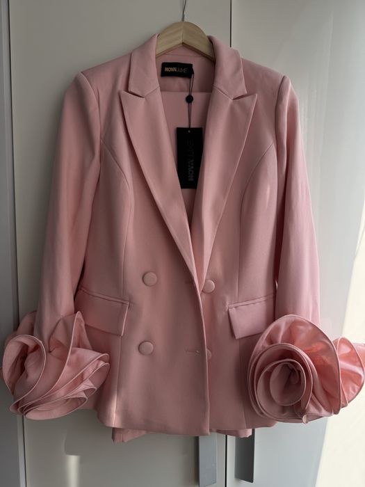 Елегантен Костюм