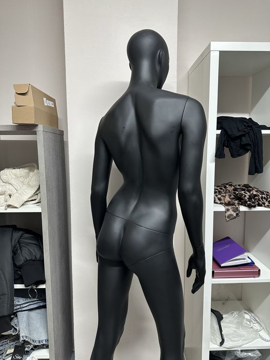 Манекен чисно нов