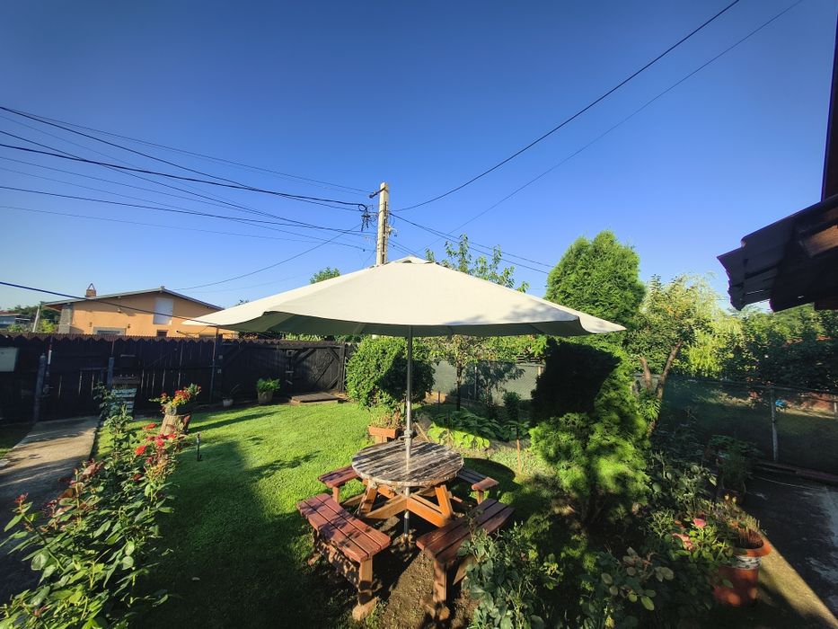 Umbrelă de terasă si masa cu nr 8 persone
