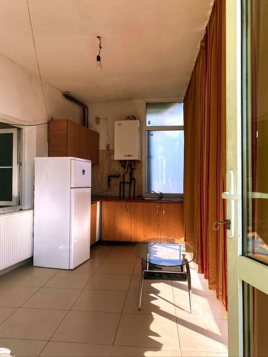 Dau in chirie garsonieră mica pt doua persoane , 100 euro pe luna. Plus cheltuieli .Se percepe garantie o luna de chirie