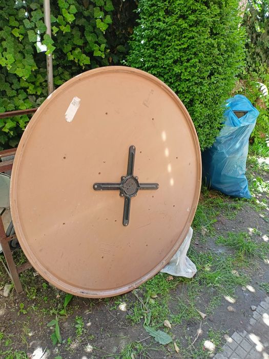 Трапезна маса/ диаметър 120см