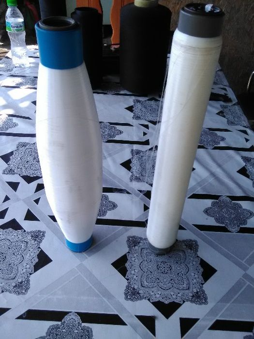 Разпродажба на прежда от коприна на бобини.