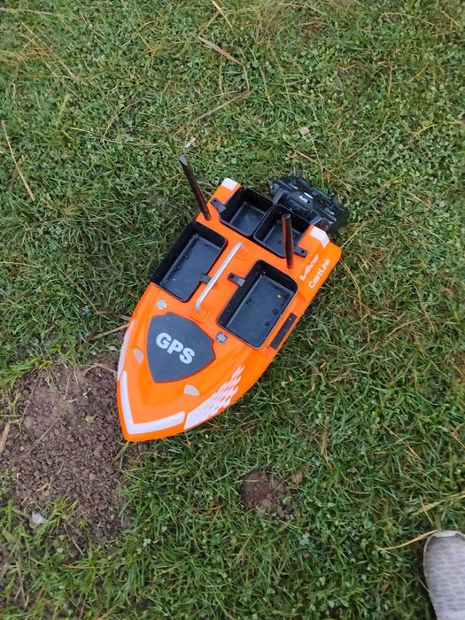 Лодка за Захранка Flytec V802 PRO 12000mAh – 4 Контейнера, 3 кг Товар, GPS Памет 160 Точки