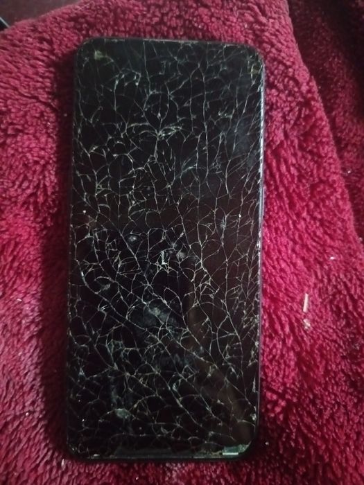 Telefonul este spart displeiul în rest el merge