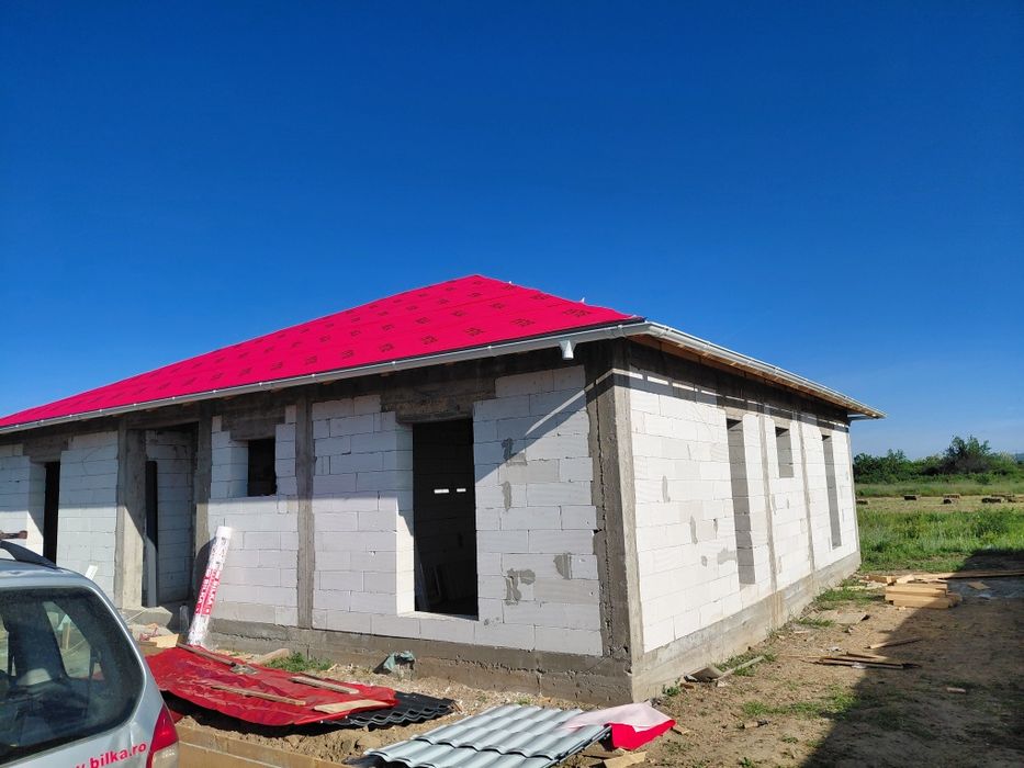 Construcții la rosu/finisaje