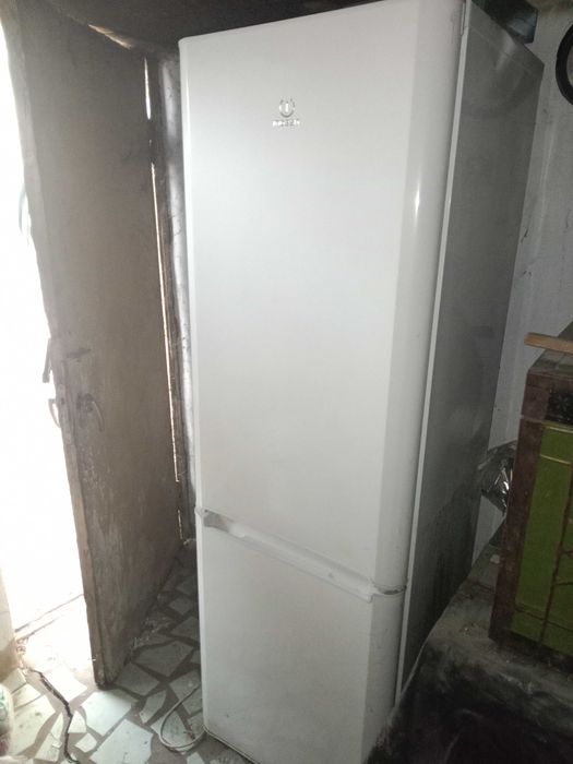 Продам холодильник Indesit