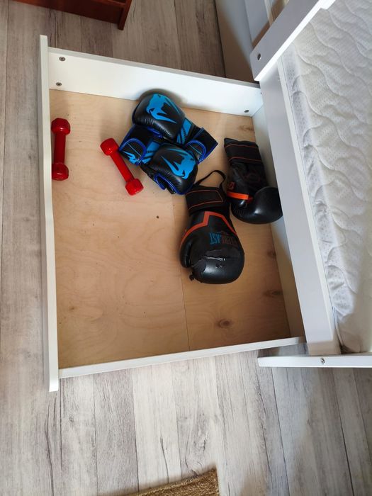 Править детская.