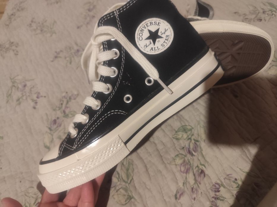 Продам конверсы новые