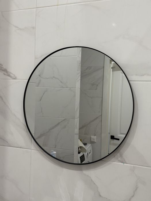 Зеркало для ванной круглое в череой раме