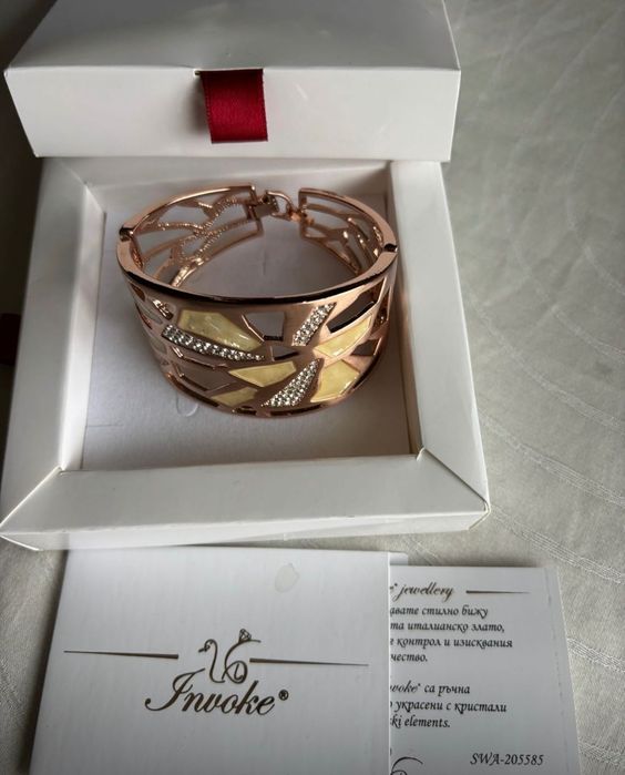 Гривна Invoke розово злато 18 карата кристали седеф