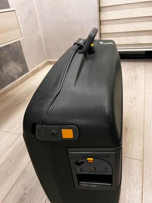 Чемодан Eminent до 30кг большой багаж